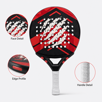 Raquette de padel rouge et noire avec face perforée, gorge ouverte et poignée enveloppée