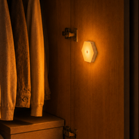 Veilleuse LED moderne pour chambre à coucher, rechargeable par USB, avec détecteur de mouvement, éclairage sans fil pour armoire, intensité réglable, fixation magnétique