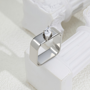 Bague large carrée tendance et élégante en acier inoxydable plaqué or 18 carats pour femme, sertie de zircon marquise - Product Image 4