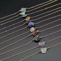 Collier pendentif tendance pour femme en pierre naturelle cristalline prismatique améthyste lapis-lazuli, pierre brute irrégulière avec chaîne en cuivre