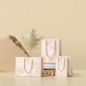 ถุงกระดาษของขวัญพิมพ์โลโก้สั่งทำขายส่ง ถุงกระดาษช้อปปิ้งสำหรับร้านค้าปลีกบูติก พร้อมโลโก้ของคุณเอง - Product Image 1
