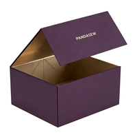 Boîte cadeau magnétique violette en gros avec logo personnalisé en relief, intérieur en éponge dorée, structure rigide pour emballage de luxe