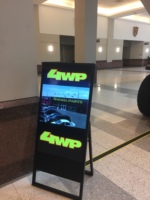 Totem de 32 pouces d'affichage à cristaux liquides d'intérieur portatif d'affichage numérique debout de plancher