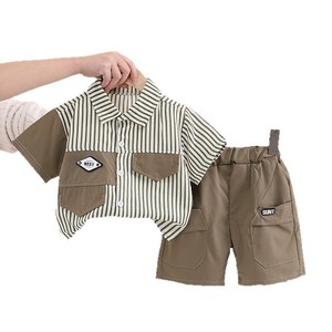 Set Estivo per Ragazzi con Camicia <span class=keywords><strong>a</strong></span> Maniche Corte <span class=keywords><strong>a</strong></span> Righe e Pantaloncini Stile Cargo, Completo 2 Pezzi, Abbigliamento Casual per Bambini, Vendita all'Ingrosso - Product Image 5