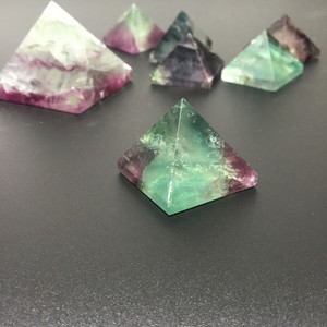 Bán buôn Chất lượng cao tinh thể tự nhiên fluorite kim tự tháp trong màu xanh lá cây màu xanh tím đầy màu sắc fluorite kim tự tháp thủ công để bán - Product Image 3
