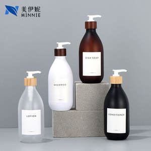 Bouteille pompe Minnie 500 ml en plastique givré pour shampoing, lotion, après-shampoing, savon à vaisselle avec bouchon en bois - Product Image 1