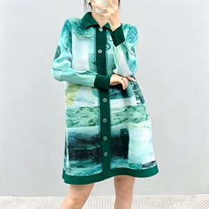 Abito Plissettato Chic 2026 con Stampa Paesaggistica, Trench Cardigan Bivalente, <span class=keywords><strong>Vestito</strong></span> <span class=keywords><strong>Lungo</strong></span> Stile Camicia con Stampa Scenografica, Plissettatura Miyake - Product Image 1