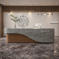 Table de réception de bureau moderne haut de gamme en marbre veiné gris et bois, idéale pour spa, salon, clinique médicale, salle de sport