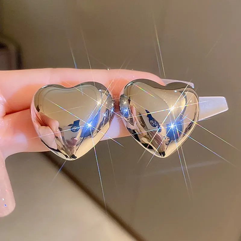 Kaimei 패션 보석 금속 사랑 중공 귀걸이 개별 디자인 고광택 광택 실버 하트 모양의 귀걸이 2023
