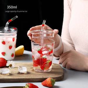 Заводская оптовая продажа стеклянная чашка для сока кофе милый клубничный узор чашка с соломой и крышкой - Product Image 2