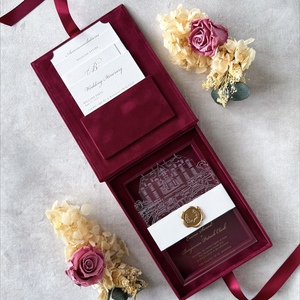 Boîte d'invitation de mariage rigide en velours de luxe avec carte en papier d'art et acrylique, pelliculage brillant, ruban doré, design en forme de livre - Product Image 1