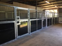 Nouveaux abris portables économiques pour chevaux d'extérieur, box galvanisé de 3,6 m avec portes coulissantes/de grange pour 2 chevaux