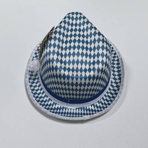 Chapeau Fedora bavarois personnalisé avec logo - Chapeau à carreaux bleus et blancs avec plume - Product Image 3