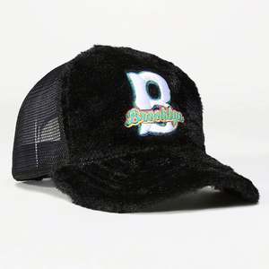 Gorra Trucker Deportiva de Malla Estructurada con Estampado de Foto Personalizado, 5 Paneles, Parche Bordado y Detalles de Piel y Terciopelo, Venta al por Mayor - Product Image 3