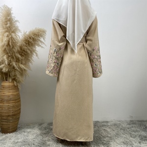 1407 #   Dernières Abayas de mode musulmane pour femmes en lin avec broderie florale et poches, taille personnalisable, vente en gros à Dubaï - Product Image 4