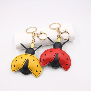 Colgante de mariquita de cuero PU de moda, llavero de mariquita, colgante para bolso, decoración para mujer y niña - Product Image 1