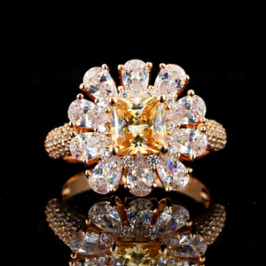 Bague Fleur en Moissanite Plaqué Or Rose, Taille Coussin, Sertissage à Griffes Centrales, Bijou de Luxe pour Femme, Idéal pour Fiançailles - Product Image 1