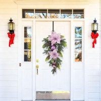 Guirlande de Noël avec des fleurs de poinsettia violettes, des aiguilles de pin et des boules décoratives 60 cm/23,6 pouces Vente en gros