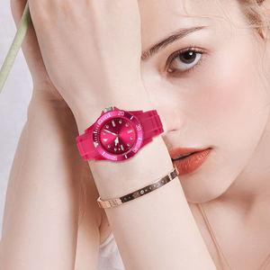 Montre à quartz de luxe à la mode, bracelet étanche 3atm, bijoux décontractés pour femmes, montre-bracelet rose <span class=keywords><strong>fraise</strong></span> ours avec coffrets cadeaux - Product Image 5