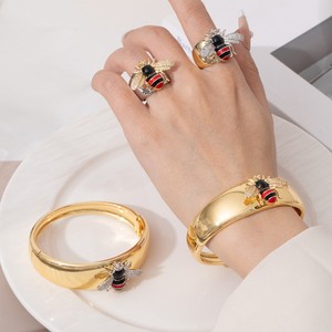 Ensemble bracelet et bague abeille, bijoux insectes dorés, accessoire de mode pour femmes - Product Image 1