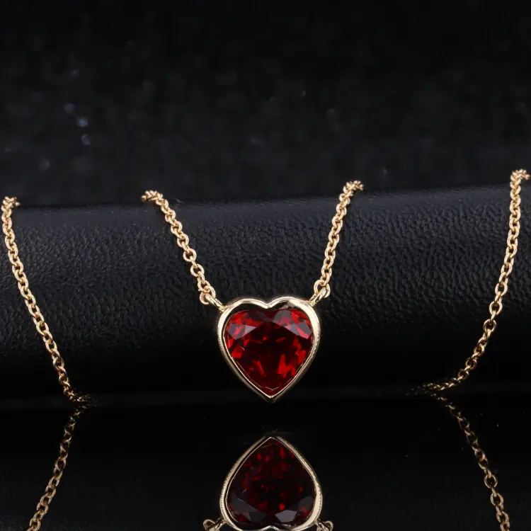 Joyería fina Collares de oro de 18 quilates personalizados Collar con colgante de cadena de eslabones de rubí cultivado en laboratorio en forma de corazón