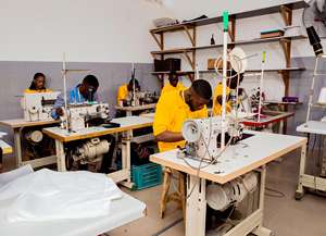 Midi Ozoza, Bolso Dashiki Ecológico con Estampado de Cocodrilo, H6\"xW11.5\"xP2\", Interior de Cuero Vegano Suave, Bolsillo Interior, 9 Colores - Product Image 5