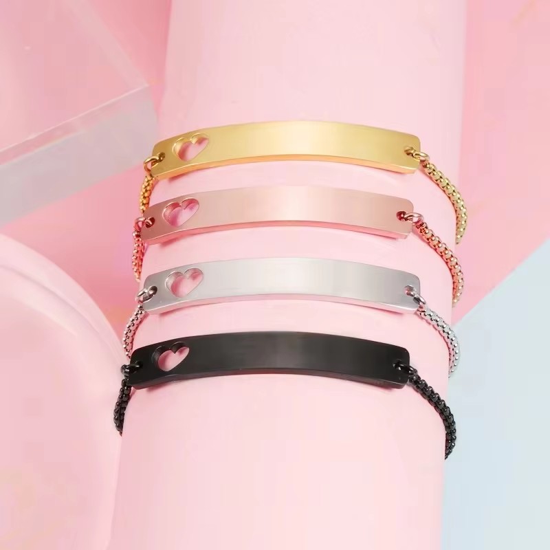Pulsera de cadena rolo con corazón hueco y barra curva de 6 mm