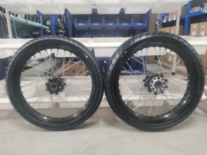 Jeu de roues Talaria Mx5 Supermoto, roues Talaria Mx5 de 17 pouces avec pneus route - Product Image 2