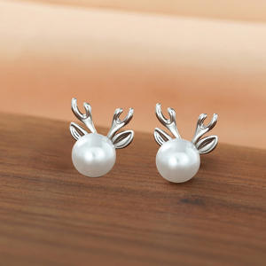 Orecchini a perno in oro bianco E3439 con perle d'acqua dolce e design animale per l'uso quotidiano da donna - Product Image 5