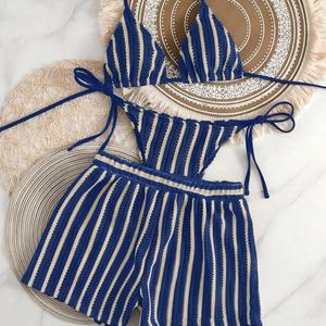 Conjunto de bikini de 3 piezas a rayas texturizadas para mujer al por mayor: Top halter triangular, tanga y shorts de playa. - Product Image 1