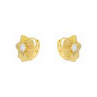 Cadeau personnalisé de qualité supérieure pour femme, boucle d'oreille en or simple avec fleur à quatre pétales texturée linéaire, zircon brillant, respectueuse de la peau