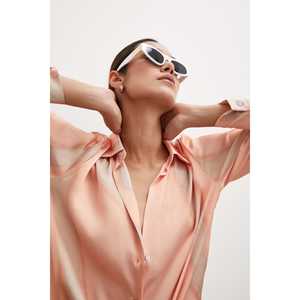 Elegante Camisa de Satén para Mujer, Color Salmón, Cuello en V, Capa Transparente, Estilo Informal - Product Image 1