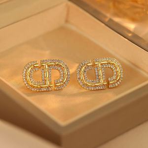 Boucles d'oreilles clous en zircon plaqué or, style géométrique, luxe léger, haut de gamme, tempérament français, tendance, simples, polyvalentes, exquises et de niche - Product Image 5