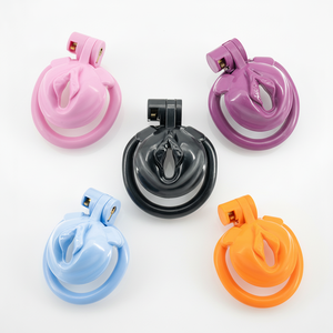 กรงครอบอวัยวะเพศชายแบบสั้น 6 สี ทำจากพลาสติก พร้อมห่วงล็อค 4 ขนาด อุปกรณ์สำหรับการปฏิสนธิบนแบบคุคอลด์ ของเล่นทางเพศสำหรับผู้ชายและเกย์ - Product Image 1