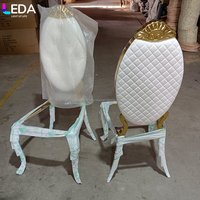 LEDA Chaise moderne en acier inoxydable au design floral empilable en or pour hôtel mariage banquet restauration et vente en gros.