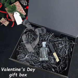 Boîte cadeau de luxe en carton noir auto-élevable pour chaussures avec gaufrage et doublure en éponge, fermeture magnétique - Product Image 1