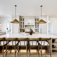 Meuble de cuisine en bois de luxe, design personnalisé, deux tons de couleur, pour villa