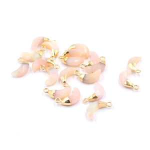 Opale rose de 11 à 13 mm avec bélière, pendentif en forme de lune plaqué or pour la fabrication de bijoux - Product Image 4