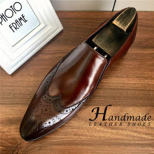 Zapatos de vestir formales para hombre, de cuero, con punta en pico, estilo británico, tallados a mano y bordados, elegantes, a la moda, para jóvenes. - Product Image 3