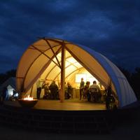 Nouvelle conception de tentes de glamping en forme de dôme à double couche pour toutes les saisons, forme rectangulaire avec membrane PVDF pour l'utilisation dans les hôtels et les stations balnéaires