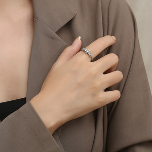 Anillo de Titanio con Diseño Floral para Mujer, Color Dorado, Joyería de Moda para Uso Diario, Engaste de Puntas, Estilo Simple - Product Image 2