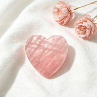 Vente en gros de pierres Gua Sha en quartz rose en forme de cœur avec logo personnalisé, outil de massage facial et corporel en cristal rose Guasha, outil de beauté