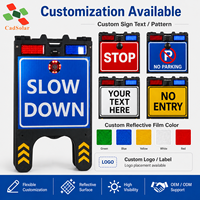 Panneau de signalisation routière portable en plastique avec lumière LED solaire clignotante rouge et bleue et haut-parleur pour avertissement de ralentissement