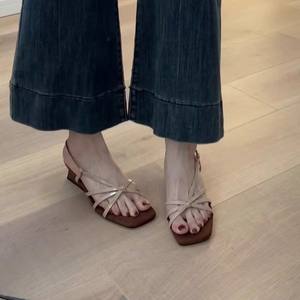 Sandales compensées élégantes à bride unique pour femme, bout carré, talon haut, style romain, parfaites pour assortir aux jupes - Collection 2026 - Product Image 4