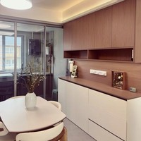 Mueble Bar Moderno de Alta Gama con Diseño Ecológico y Práctico, Decorado con Vidrio de Calidad, Marco con Tiradores Dorados para el Hogar