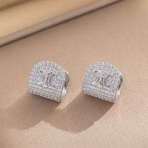 Moda mujer Latón chapado en oro Micro Pave Cubic Zircon lujo Logo Huggie pendientes joyería para fiesta - Product Image 3