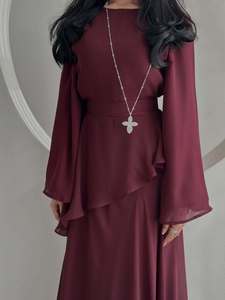 Nouvel ensemble robe deux pièces 2026 en mousseline de soie unie rouge bordeaux avec haut asymétrique et <span class=keywords><strong>jupe</strong></span> longue amincissante et élégante - Product Image 2