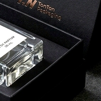 Boîte à parfum rigide noire haut de gamme en deux parties avec couvercle amovible et insert ajusté pour présentation d'emballages de parfums personnalisés