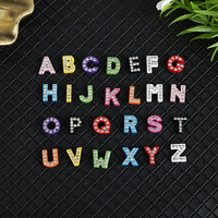 Vente en gros de lettres colorées de 8mm avec peinture A-Z en strass pour breloques de bricolage