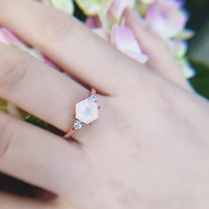 Anillo de Compromiso de Plata de Ley 925 Chapado en Oro con Halo Grande y Redondo de Cuarzo Rosa en Flor - Product Image 4